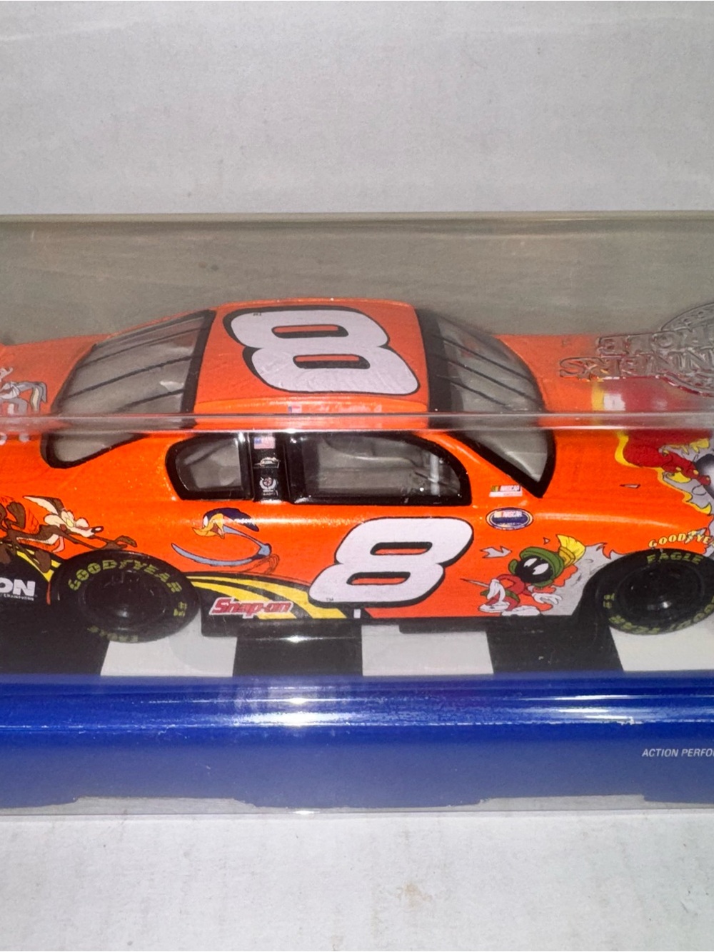 Action Winner's Circle Dale Earnhardt Jr #8 Looney Tunes 2001 Monte Carlo 1:24